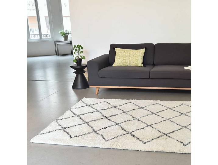 Tapis esprit berbère 100% laine écru à motifs charbon tissé main
