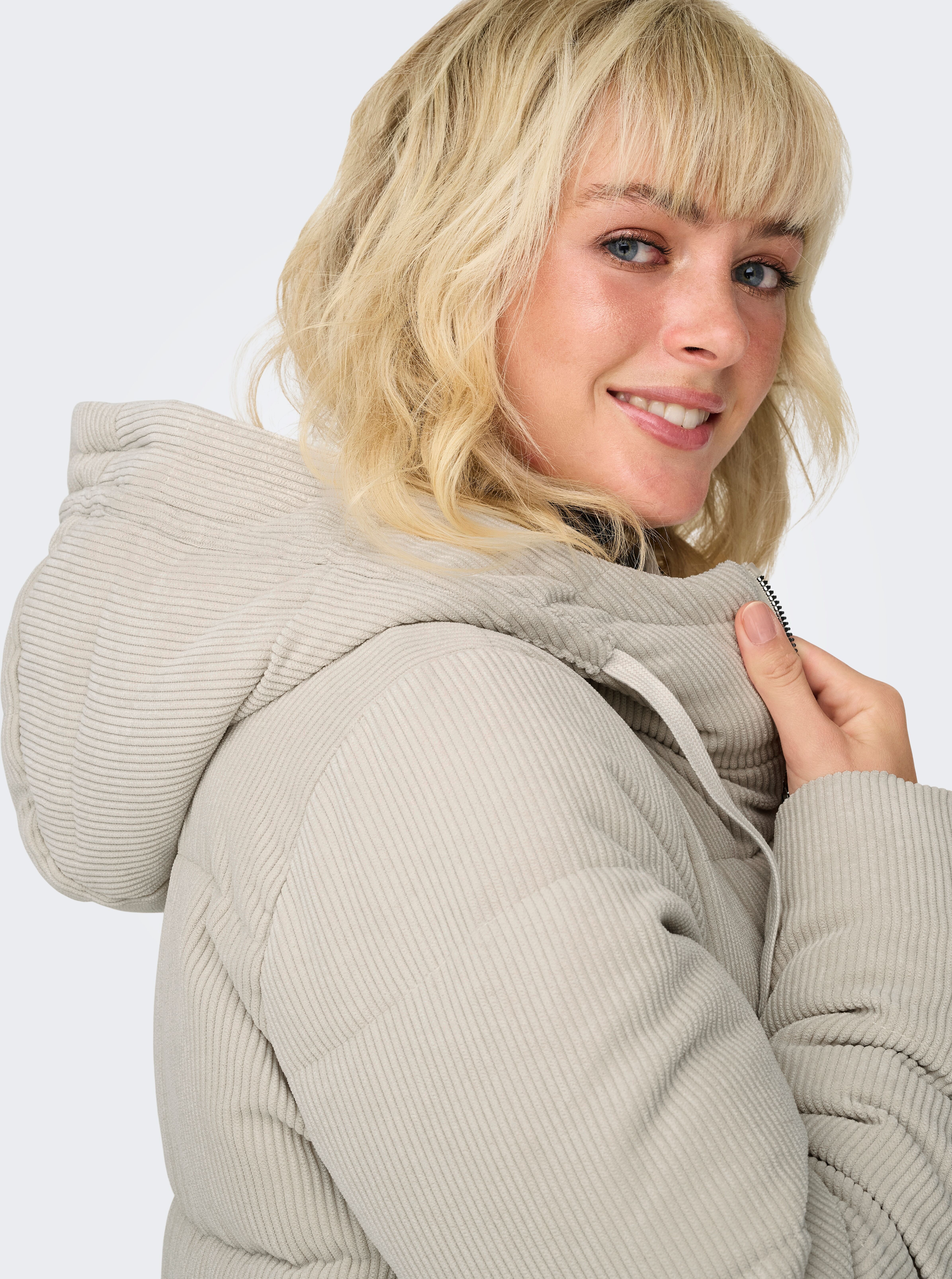 Steppjacke ONLY "ONLDOLLY LONG CORDUROY PUFFER OTW", Damen, Gr. XS, beige (moonstruck detail:big wales), Cord, Obermaterial: 100% Polyester, unifarben, regular fit taillenbedeckt, Jacken Steppjacke, aus feinem Cordmaterial moonstruck detail:big wales XS