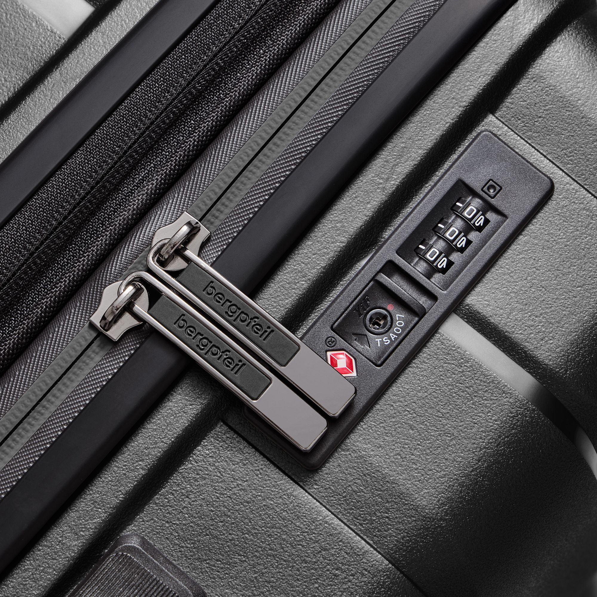 Kofferset BERGPFEIL "Travel 4-Rollen Kofferset 3-tlg. mit Dehnfalte", Herren, schwarz, Polypropylen, Koffer-Sets