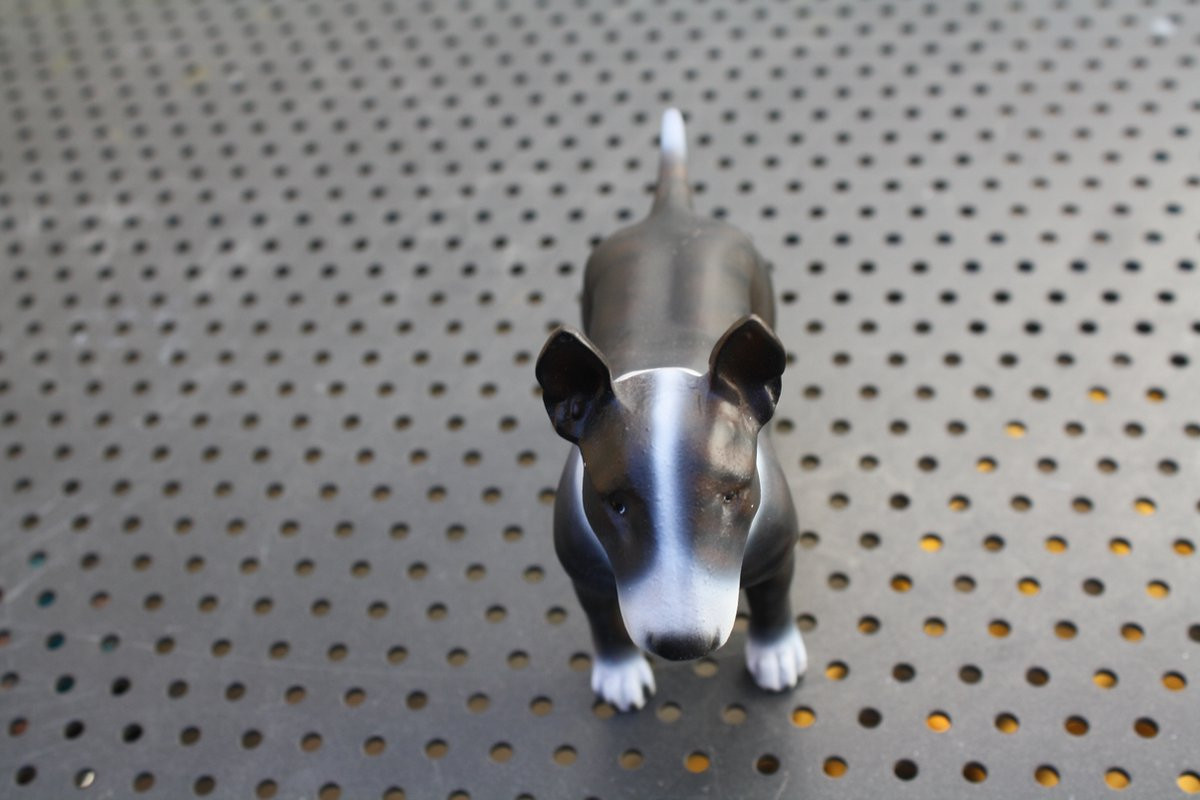 Zwart beeld van een Bullterrier voor op tafel