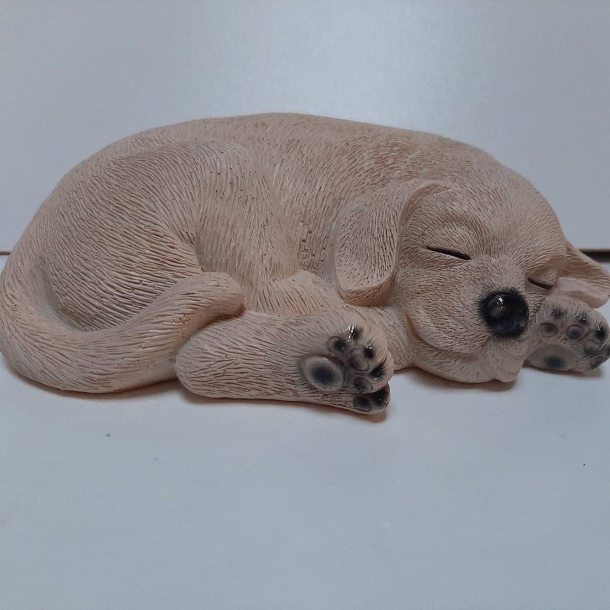 Beeldje blonde Labrador puppy liggend, breedte: 20 cm