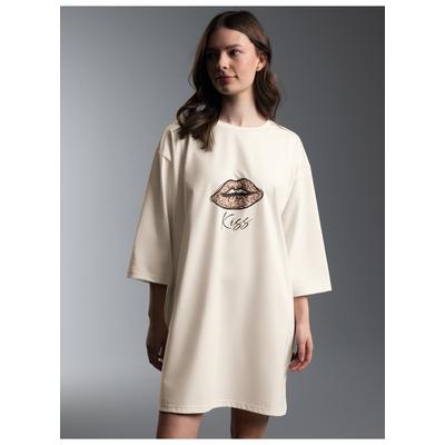 Bigshirt TRIGEMA "TRIGEMA Big Shirt mit Kuss Motiv", Damen, Gr. S/M, beige (natur), Single Jersey, 100% Baumwolle, Basic, Rundhals, Shirts