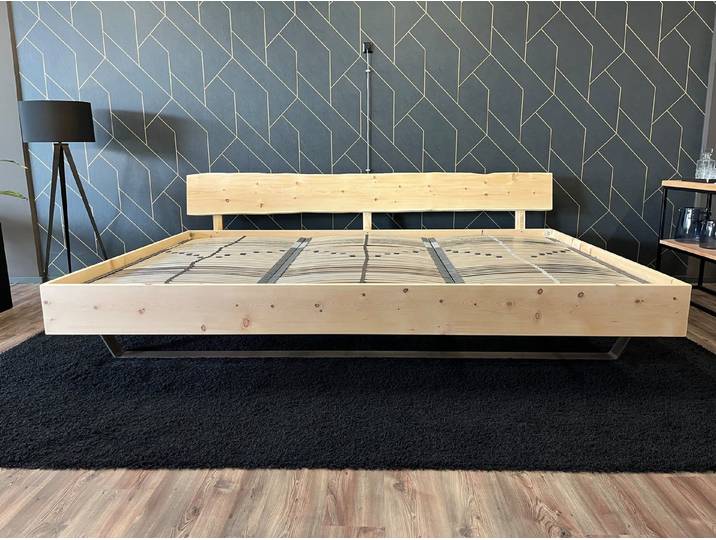 Möbel Specht Massivholzbett Family Tirol (Zirbenbett, bis 400x220cm Liegefläche), Kopfteil mit natürlicher Baumkante