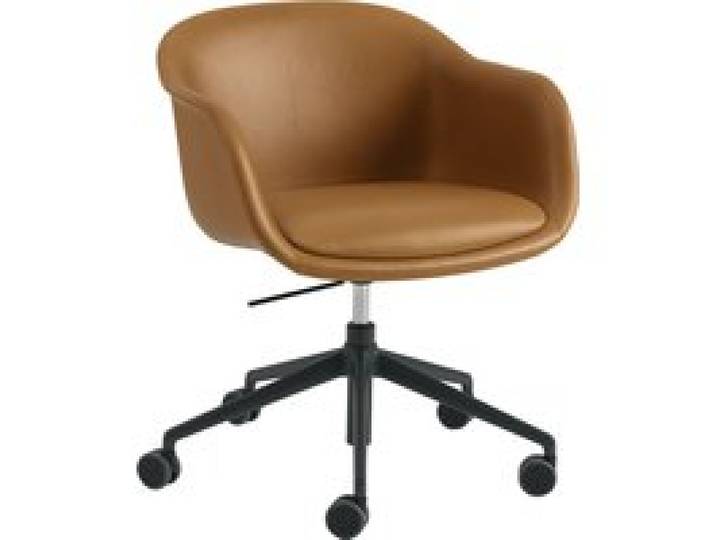 Muuto - Fiber Conference Armlehnenstuhl mit Drehfuss und Gaslift Rollen für Hartboden Lederpolster Refine Leather Cognac