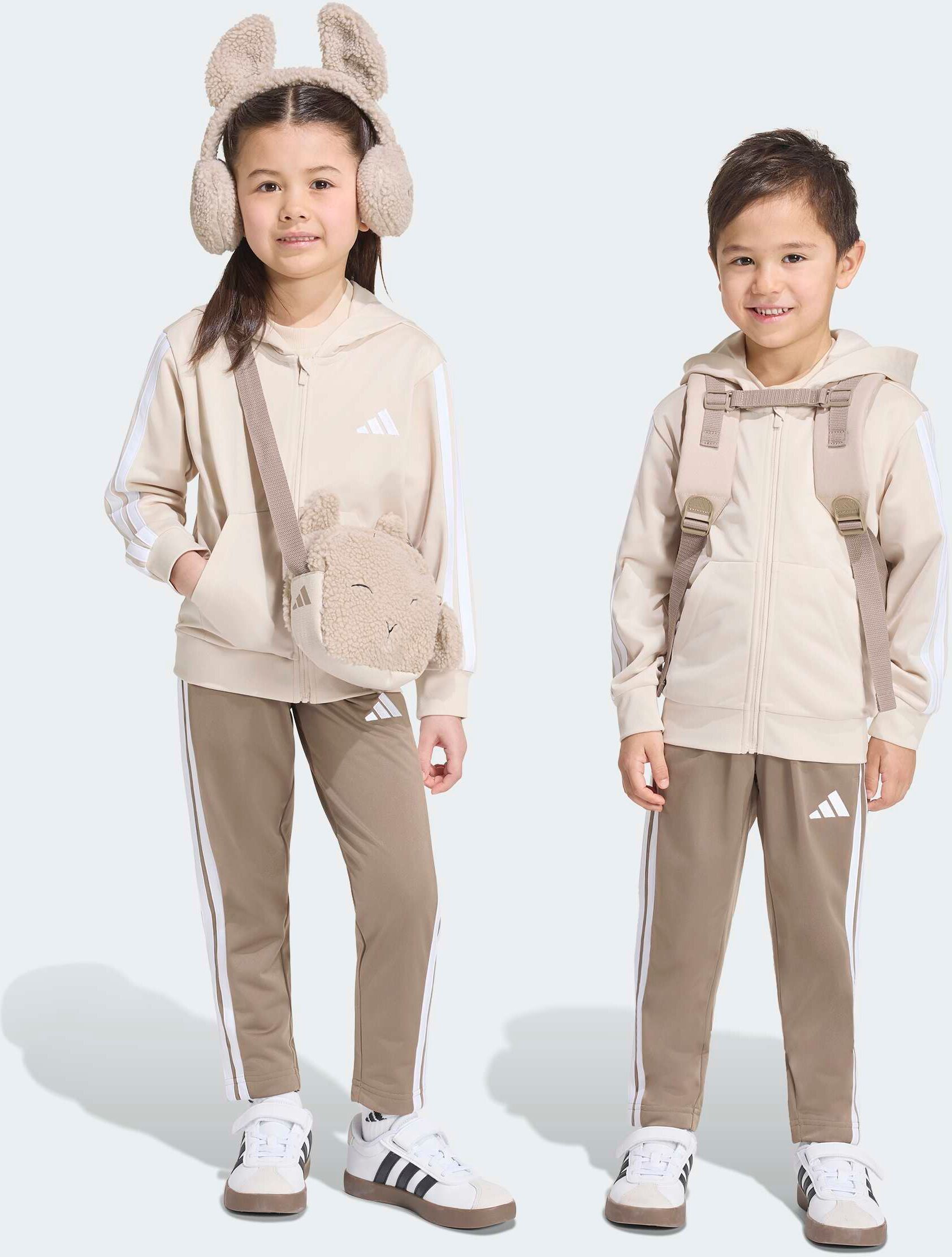 Trainingsanzug ADIDAS SPORTSWEAR "ESSENTIALS KIDS", Mädchen, Gr. 110, beige (crystal linen, weiß), Obermaterial: 100% Polyester, Sportanzüge Trainingsanzug, mit 3-Streifen, aus weichem Trikotstoff, mit CLIMACOOL Technologie crystal linen, weiß 110