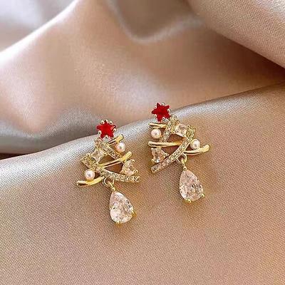 elegante Weihnachtsbaum-Ohrringe mit Perlen, Kristallen und rotem Sterndetail