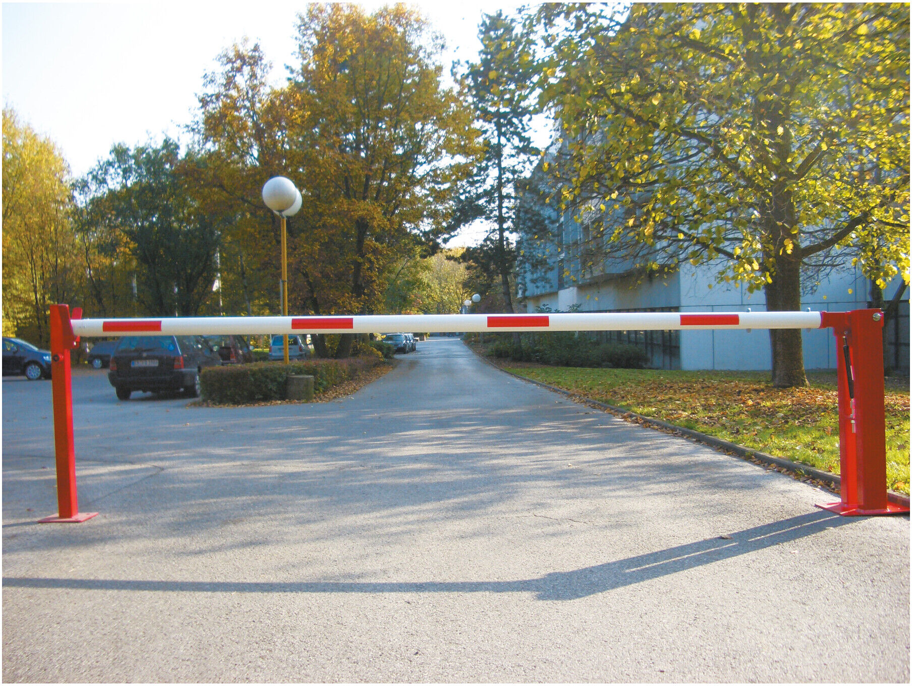 Schake Wegeschranken 5m + fester Auflagestütze, Bodenplatte zum Aufdübeln + Dreikantverschluß Stahlkonstruktion 120x80mm (415_50FPB)