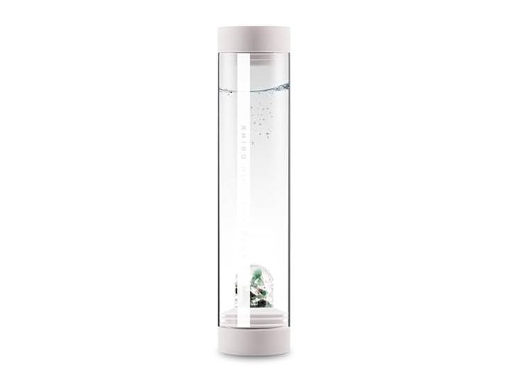 VitaJuwel Sana VITALITY cloud white Karaffe aus Glas mit Edelsteinen (Smaragd & Bergkristall) - für Regeneration, Verjüngung & Erneuerung