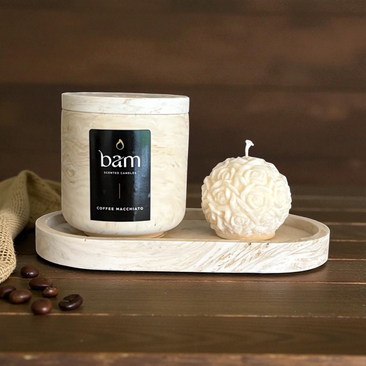 BAM Kaarsen Coffee Macchiato Geschenkset – Geurkaars 140 g en Ovale Schaal – Beige Gemarmerd