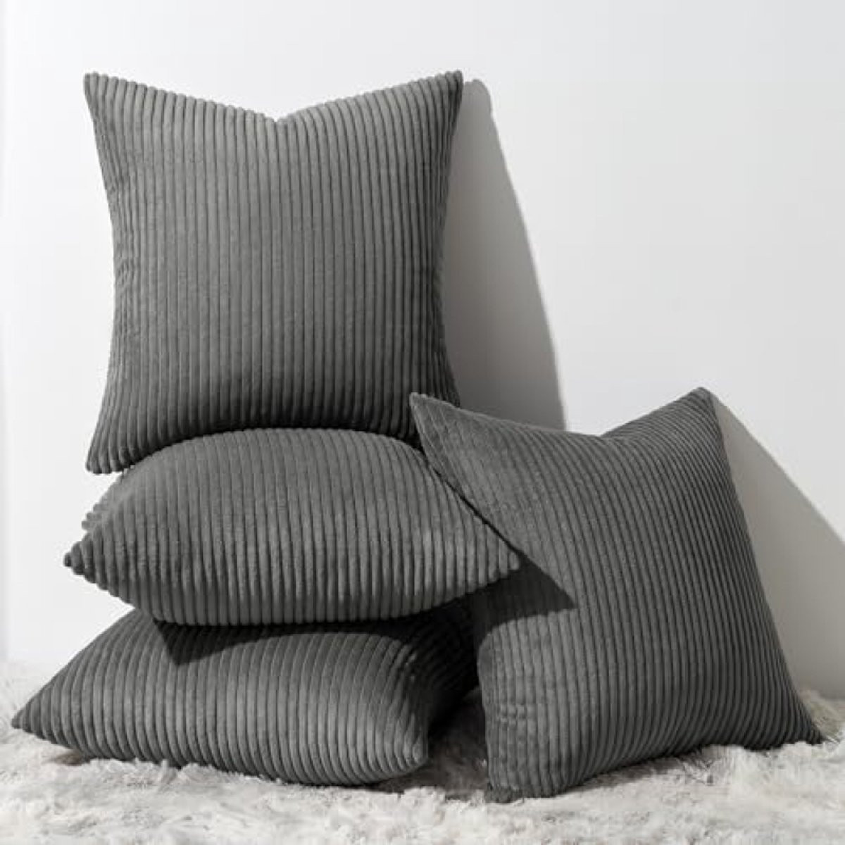 PromoHome Set van 4 Ribfluwelen Kussenhoezen - 50x50 cm - Donkergrijs Gestreept