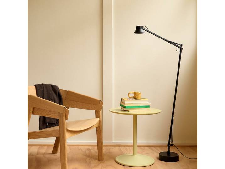 Dedicate LED-Stehleuchte schwarz dimmbar Aluminium - Muuto - Wohnzimmer - Modern - Einflammig