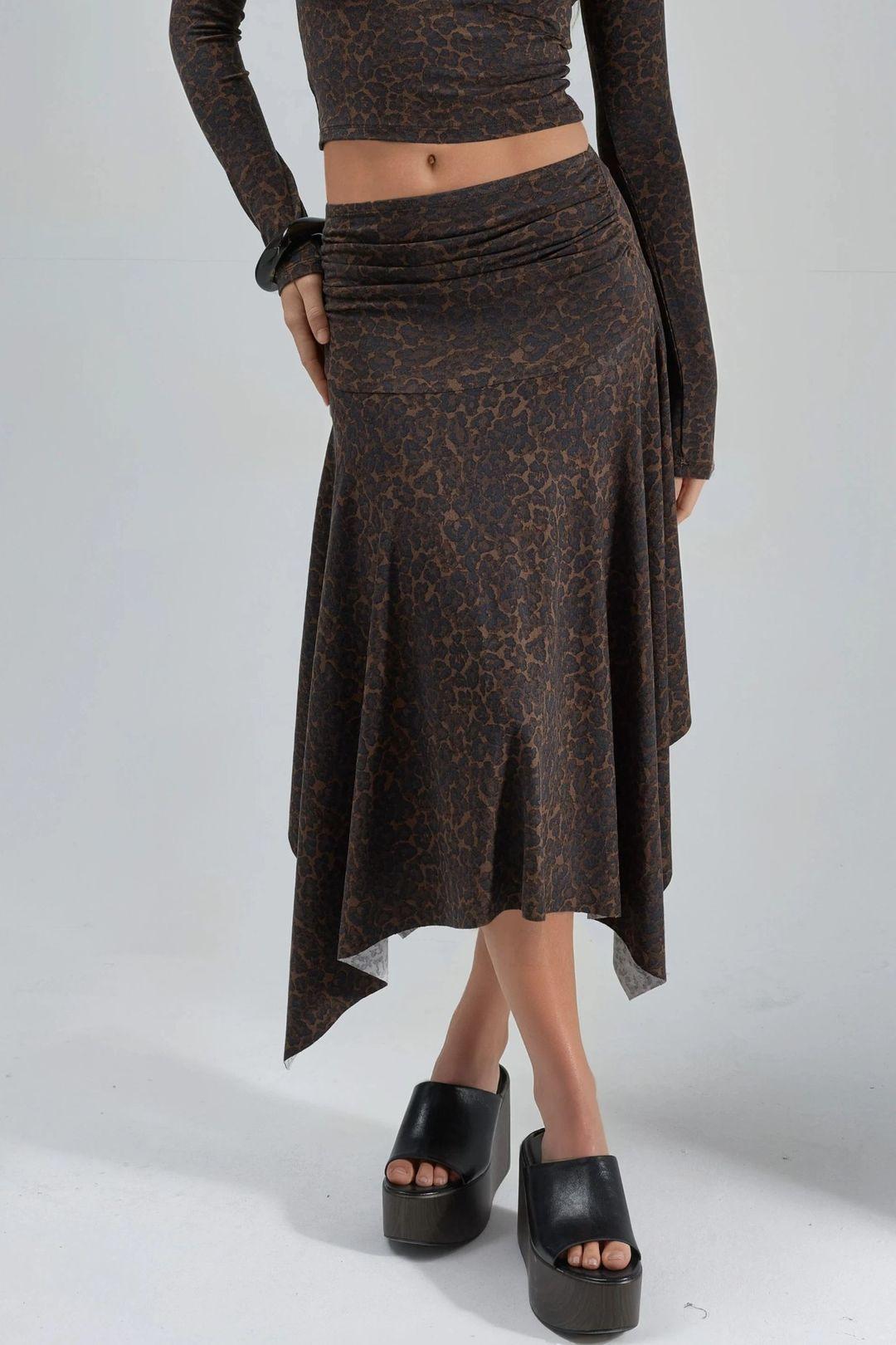 Hochtaillierter asymmetrischer Midi-Rock mit Leopardenmuster