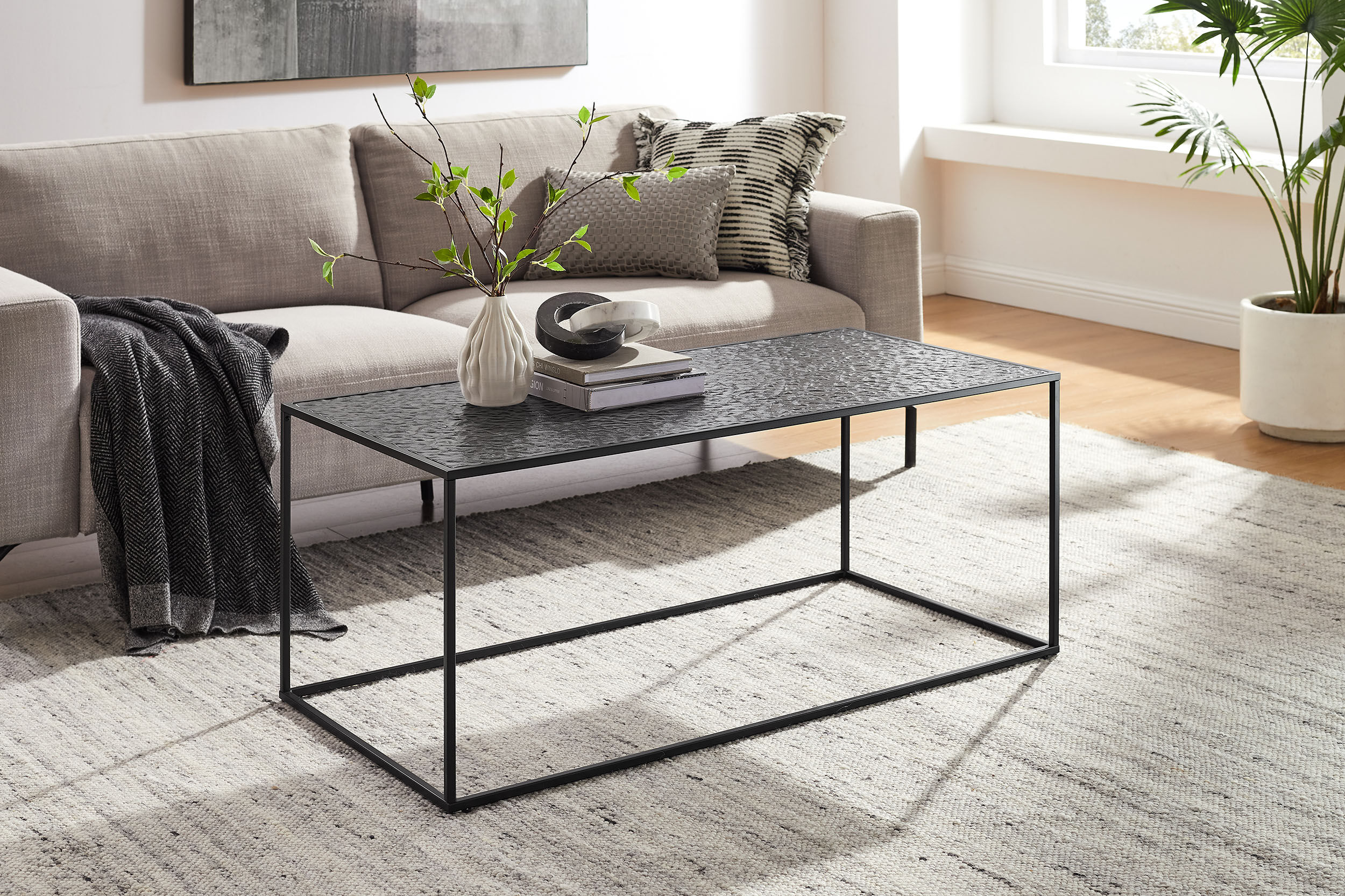 Couchtisch SALESFEVER "Wohnzimmertisch - Design trifft Funktionalität", schwarz, B:110cm H:45cm T:55cm, Metall, Glas, Tische, Couchtisch, Glasplatte mit Strukturoptik schwarz B/H/T: 110cm x 45cm x 55cm, Glasplattemit Strukturoptik
