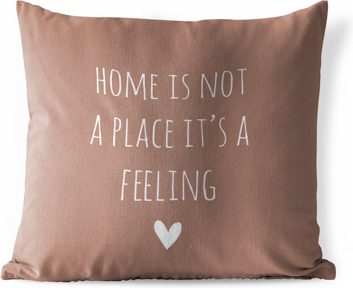 Weerbestendig buitenkussen met Engelse quote Home is not a place it's a feeling en hartje, bruin, 45 x 45 cm