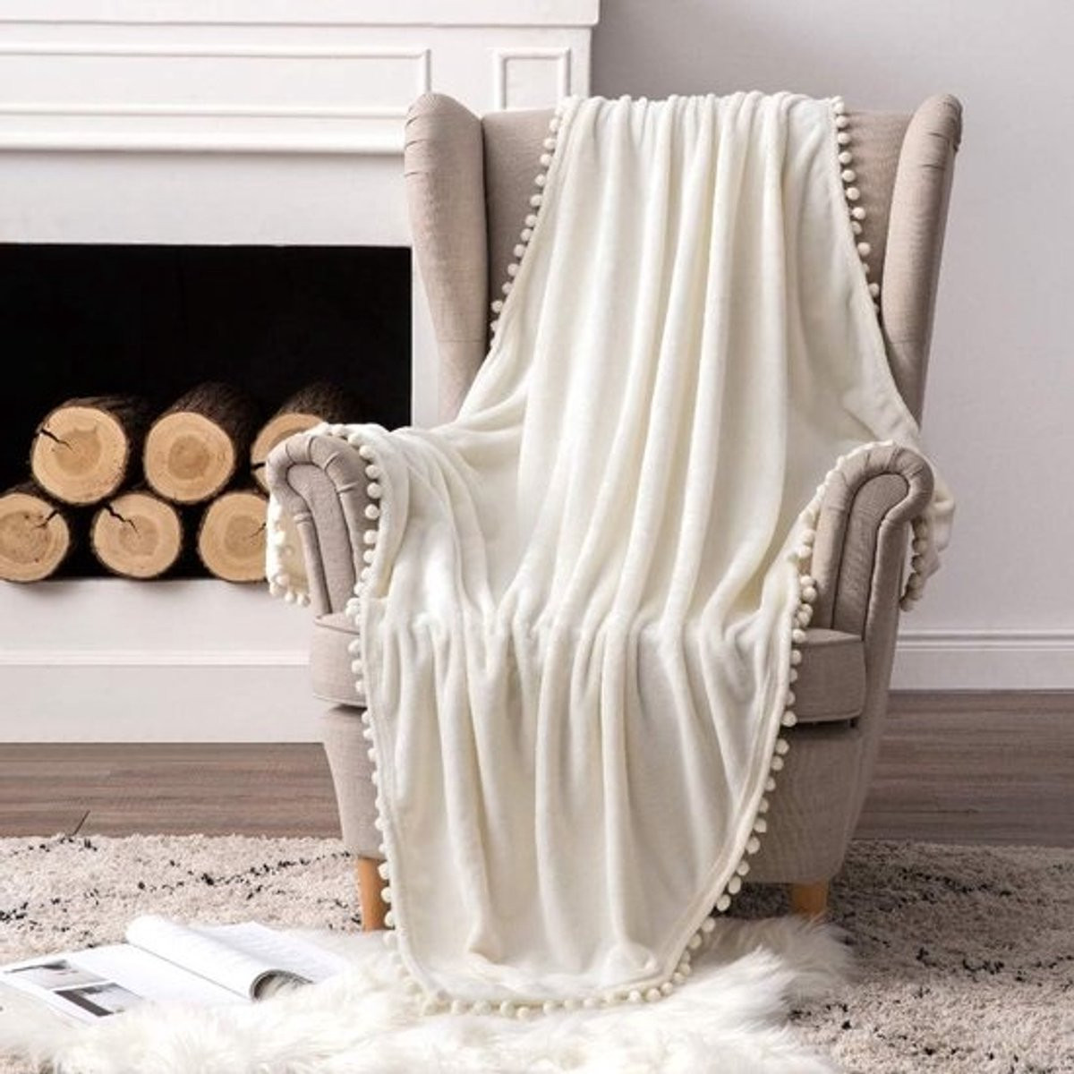Beige Flanellen Fleecedeken met Pompons voor Bed of Bank - 170 x 210 cm