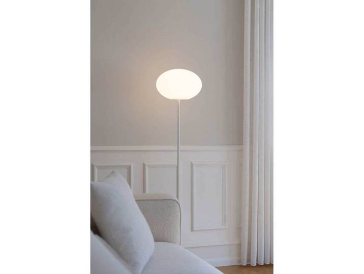 Eggy Pin Stehlampe Ø 32 cm weiß/opal, ein/aus - CPH Lighting - Wohnzimmer - Metall
