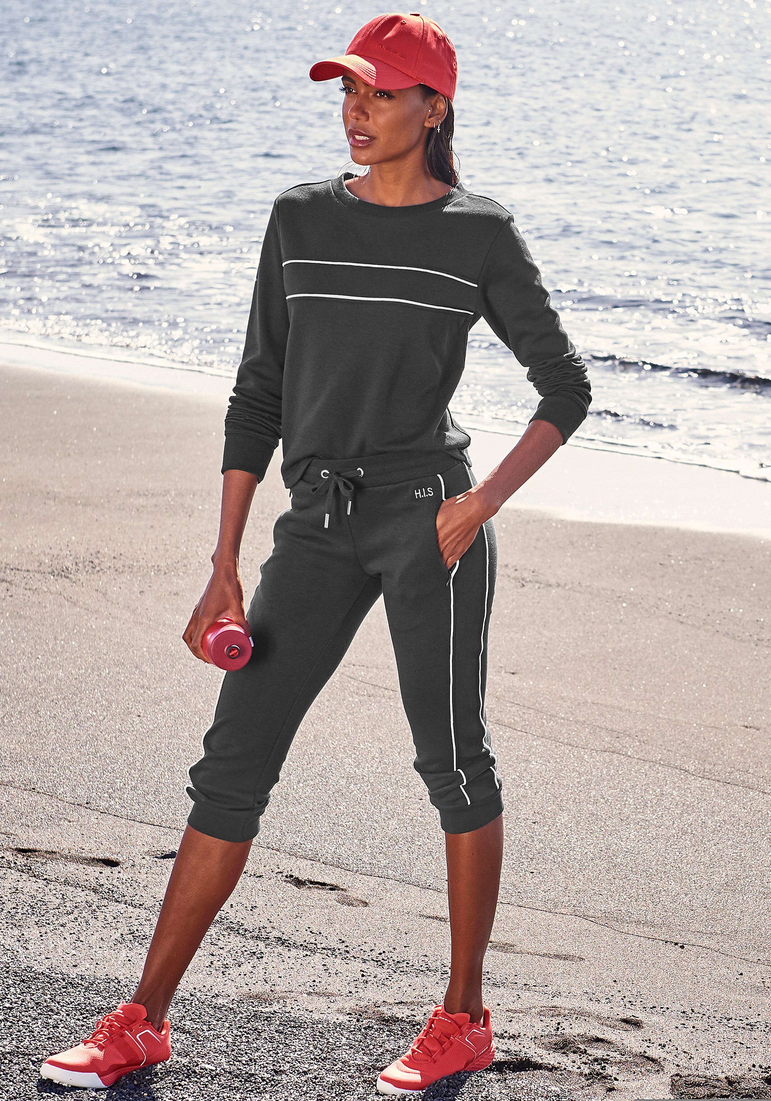Sweatshirt H.I.S, Damen, Gr. 32/34, blau (marine), Interlock, Obermaterial: 60% Baumwolle, 40% Polyester, bestickt, unifarben, Basic, bequem hüftlang, Rundhals, Rippbündchen, Sweatshirts Sweatshirt, mit Piping auf der Brust. Ideal für Sport- und Freizeit.