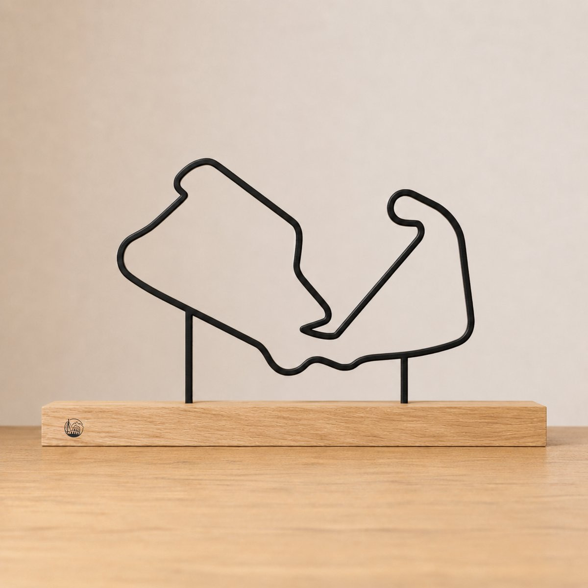 Outlinr Circuit Silverstone Silhouet - Stalen Decoratie op Eiken Voetstuk