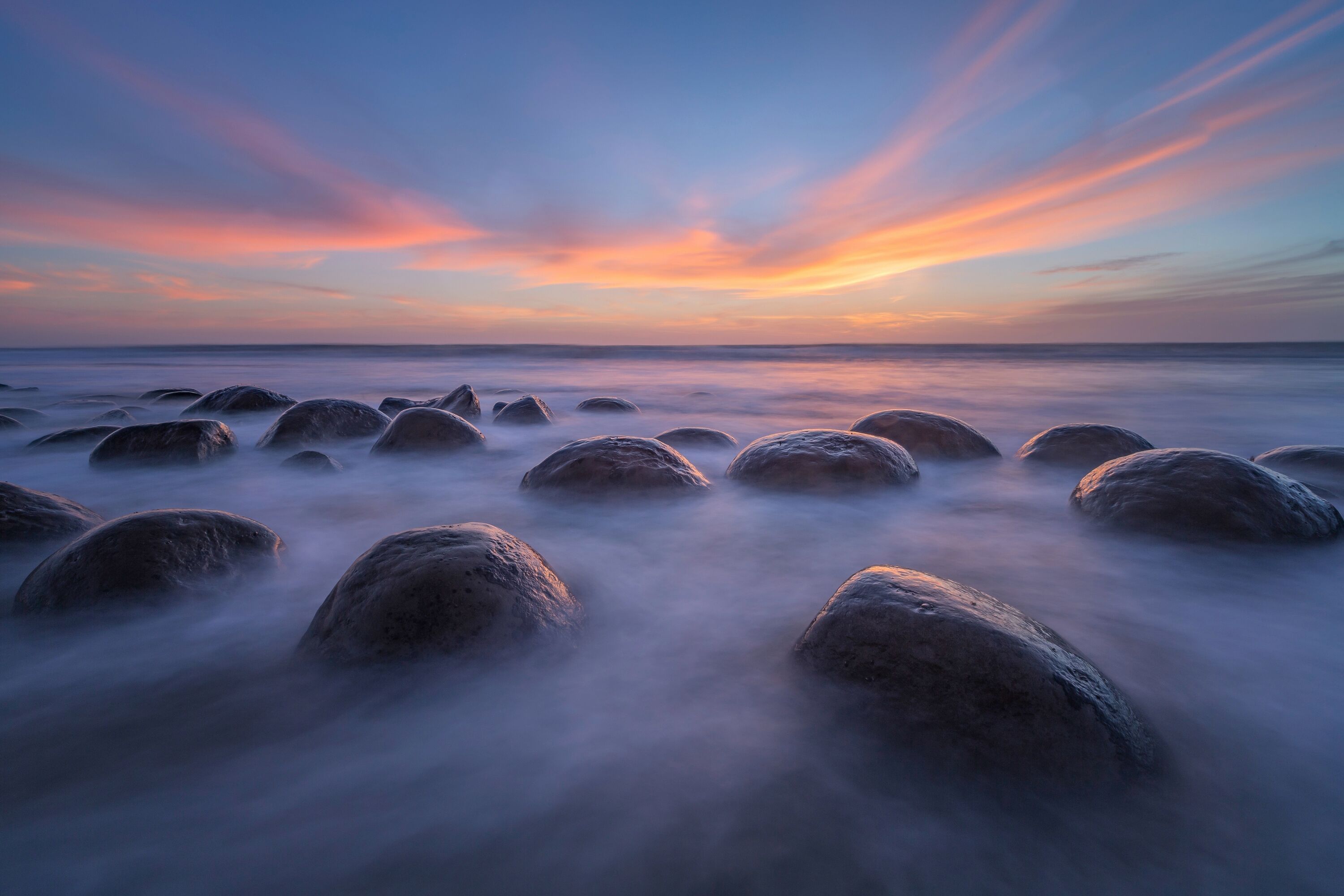 Fototapete PAPERMOON "Photo-Art APRIL XIE, SONNENUNTERGANG AM BOWLING-BALL-STRAND", bunt, B:4,5m L:2,8m, Vlies, Tapeten, Fototapete bunt B/L: 4,5m x 2,8m, Bahnen: 9 Stk.