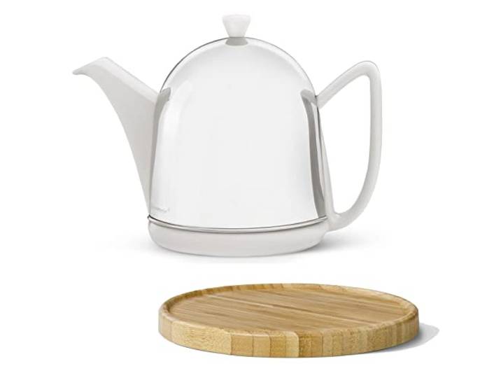 Bredemeijer kleine weiße Keramik Teekanne 1 Liter & Teebereiter mit Tee-Filter Sieb-Einsatz & Steingut Kanne mit Edelstahl-Filzmantel & braunem Holzuntersetzer - für losen Tee
