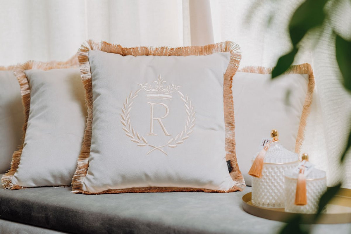 Sandra Mika Decoratief kussen met geborduurd monogram letter R beige fluweel 40 x 40 cm