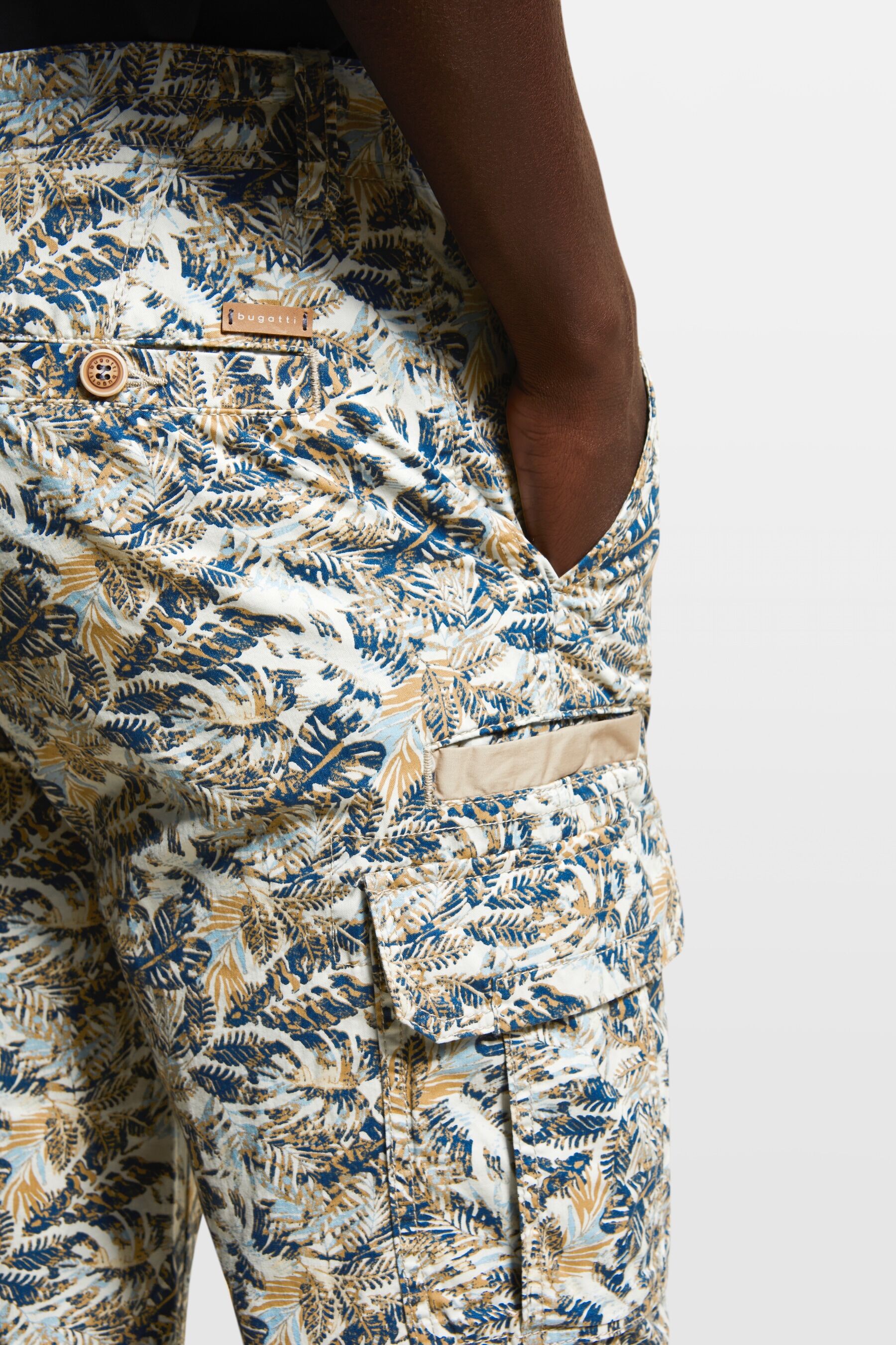 Bermudas BUGATTI, Herren, Gr. 56, Normalgrössen, blau (hellblau), 100% Baumwolle, normal, Hosen Bermudas, mit grafischem Allover-Print hellblau 56, Normalgrössen