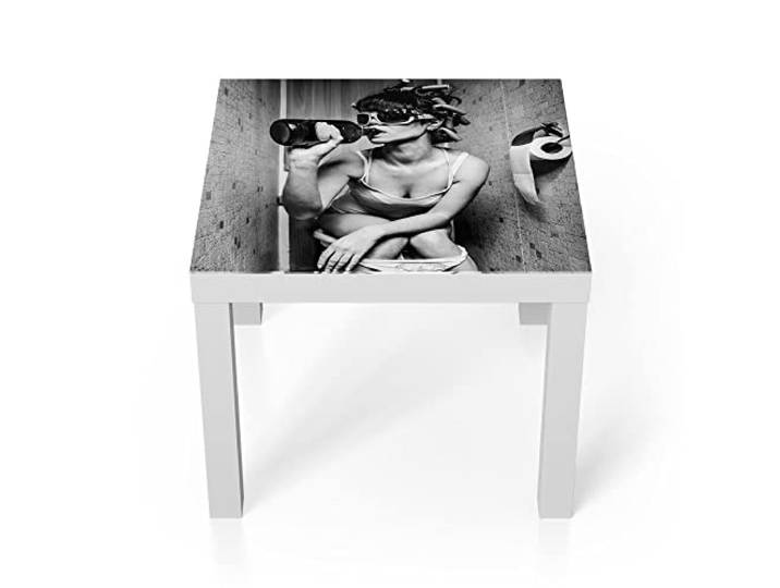 DEQORI Glastisch weiß klein 55x55 cm Motiv Frau trinkt auf dem Klo ausgefallener Beistelltisch aus Glas Hochglanz Couchtisch fürs Wohnzimmer moderner Couch Tisch mit Design