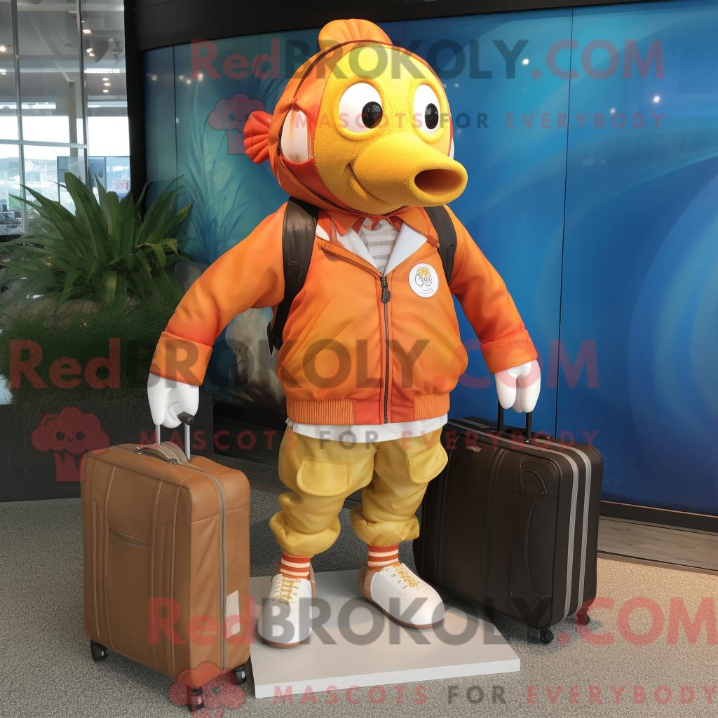 Maskottchen REDBROKOLY eines goldenen Clownfisches mit Windjacke und Aktentasche