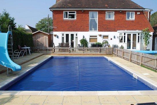 Famanu Schwimmbadabdeckung 600 Mikron Eco 4 x 11 m - Minimiert Verdampfung und hält Wärme