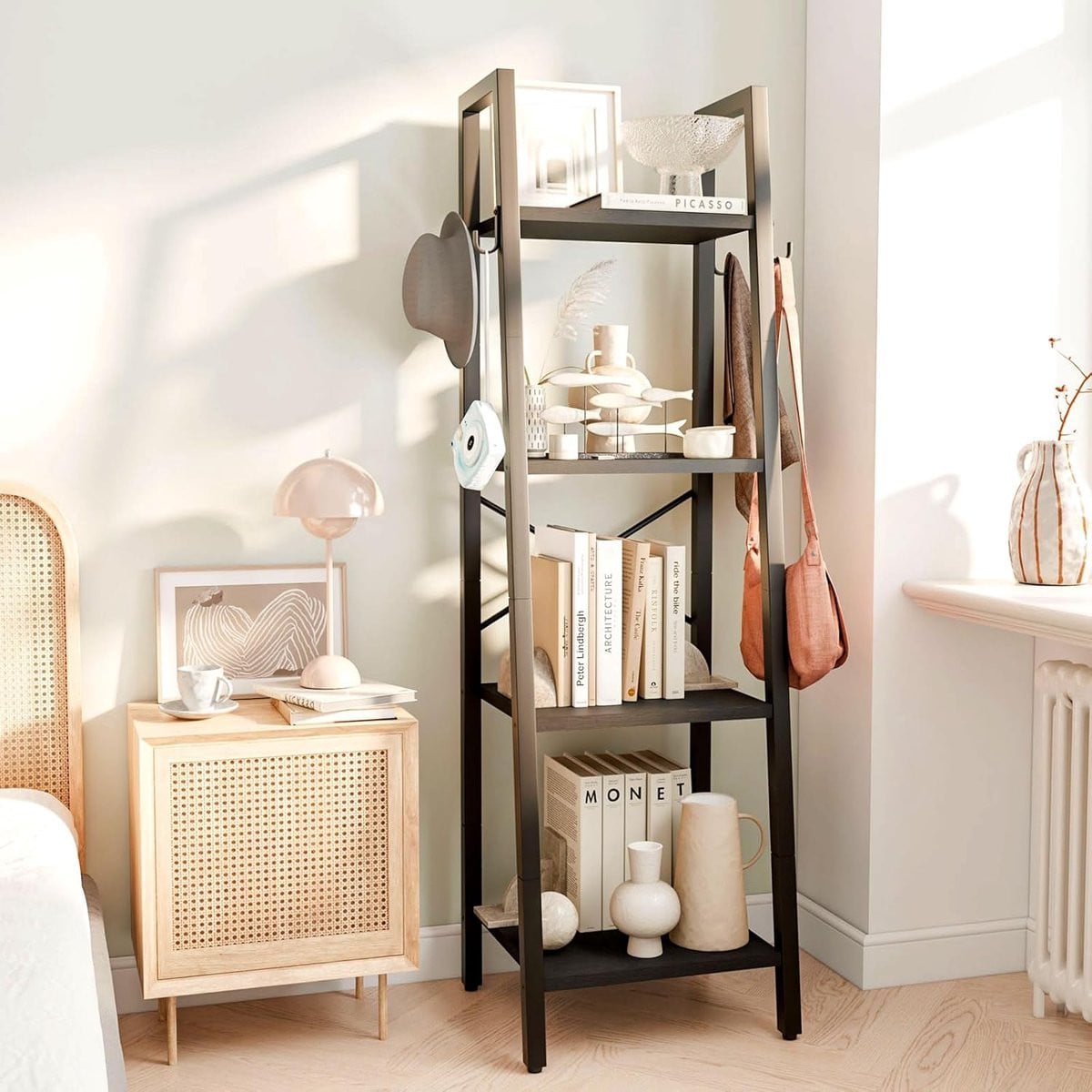 Zwarte ladder boekenkast met trapeziumvormige structuur, Hoogte: 125 cm