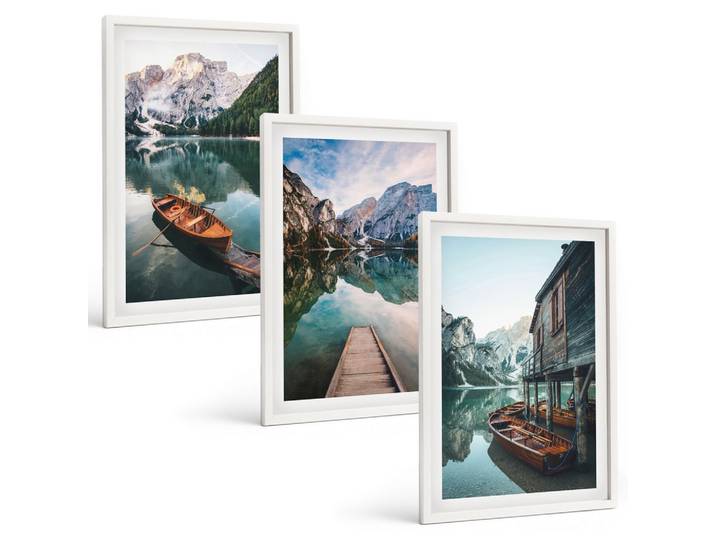 BILDER SET 3er Set - 40x60 cm Weißer Rahmen - See, Berge, Boote, Ferienhaus
