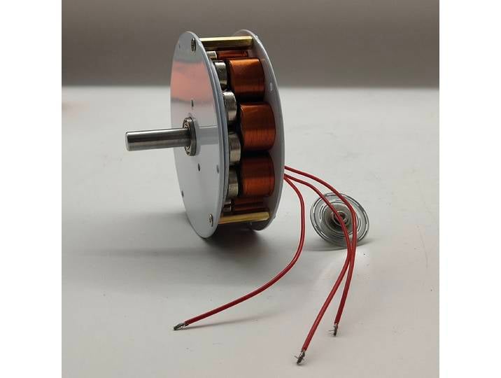 Générateur à noyau en fer de type disque miniature avec aimant puissant et production d'énergie élevée, générateur triphasé à courant alternatif multipolaire