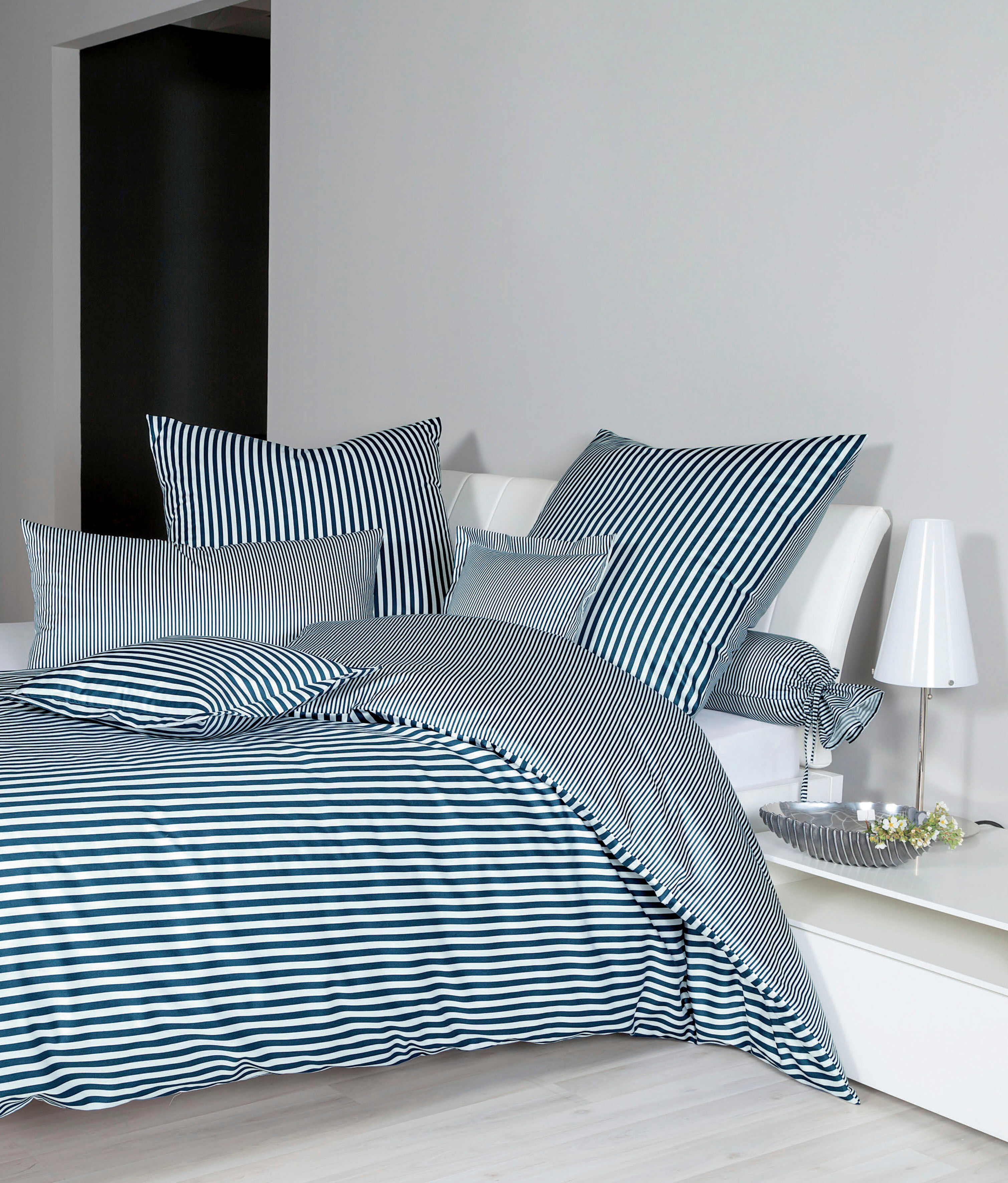 Kissenbezug JANINE "modernclassic 3912", blau (atlantik), B:80cm L:80cm, Mako-Satin, Obermaterial: 100% Baumwolle, Kissenbezüge, Kissenbezug, mit Reissverschluss, Kissenhülle in Gr. 40x80 oder 80x80 cm atlantik B/L: 80cm x 80cm, 1 Stk., Mako-Satin