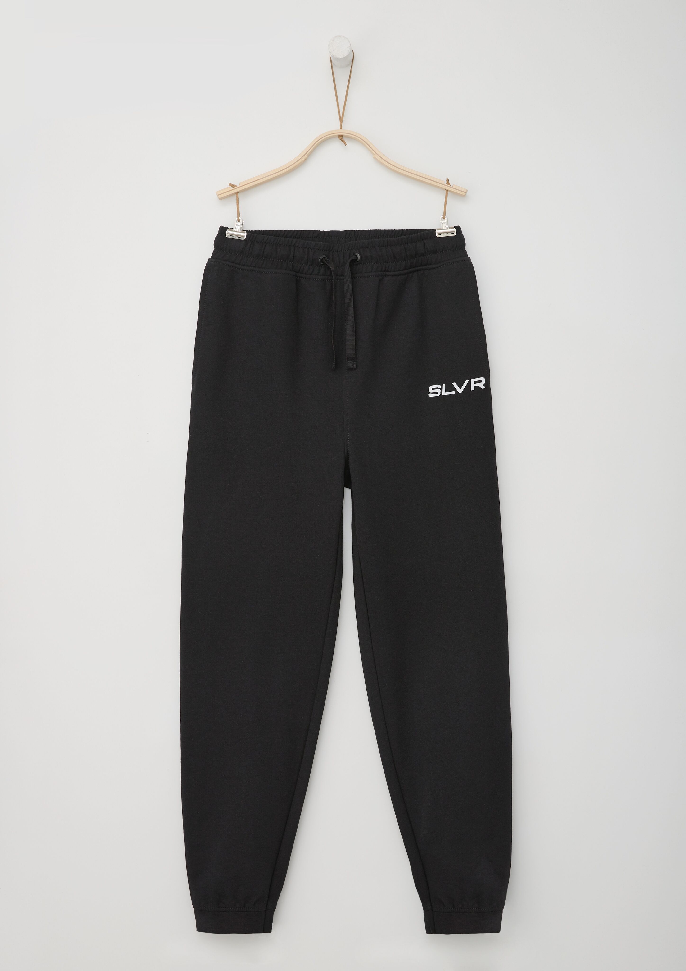 Jogginghose S.OLIVER JUNIOR, Jungen, Gr. 146, N-Gr, schwarz, Obermaterial: 100% Polyamid, unifarben, loose fit knöchellang, Hosen Jogginghose, mit Schriftzug schwarz 146, N-Gr