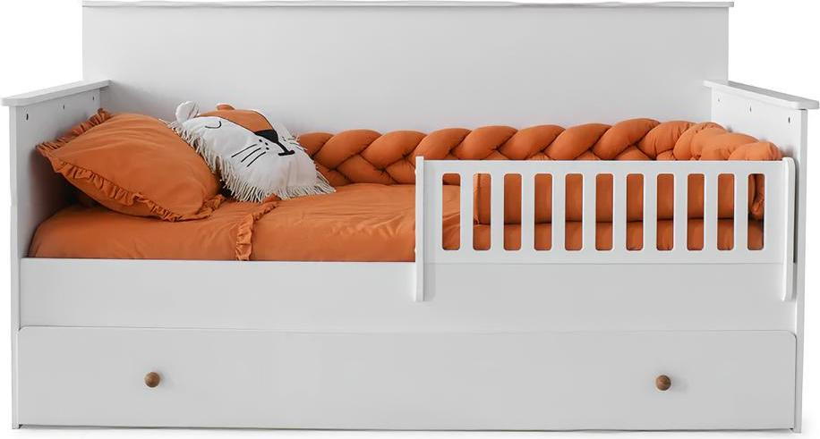 Wit houten kinderbed voor de kinderkamer en slaapkamer