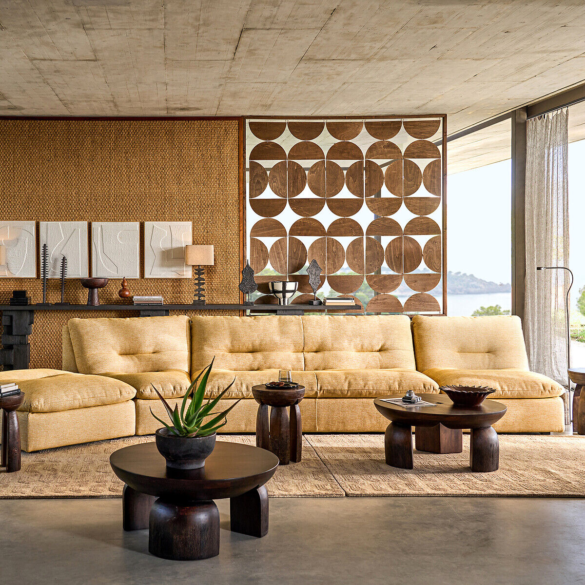AM.PM Table basse tripode en manguier, Lotus