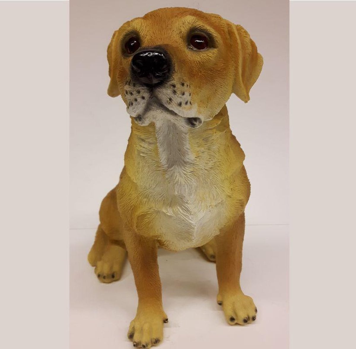 Beeldje blonde Labrador, 22 cm hoog