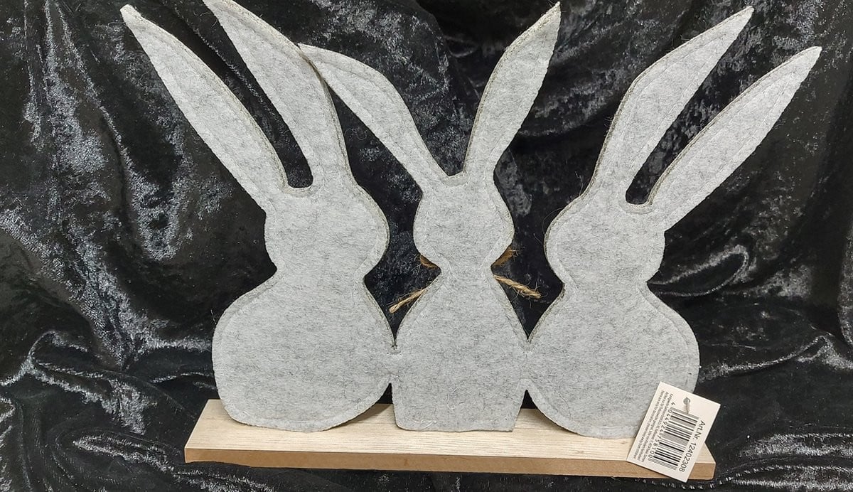 Set van 3 paashaasjes van vilt op hout voor op tafel