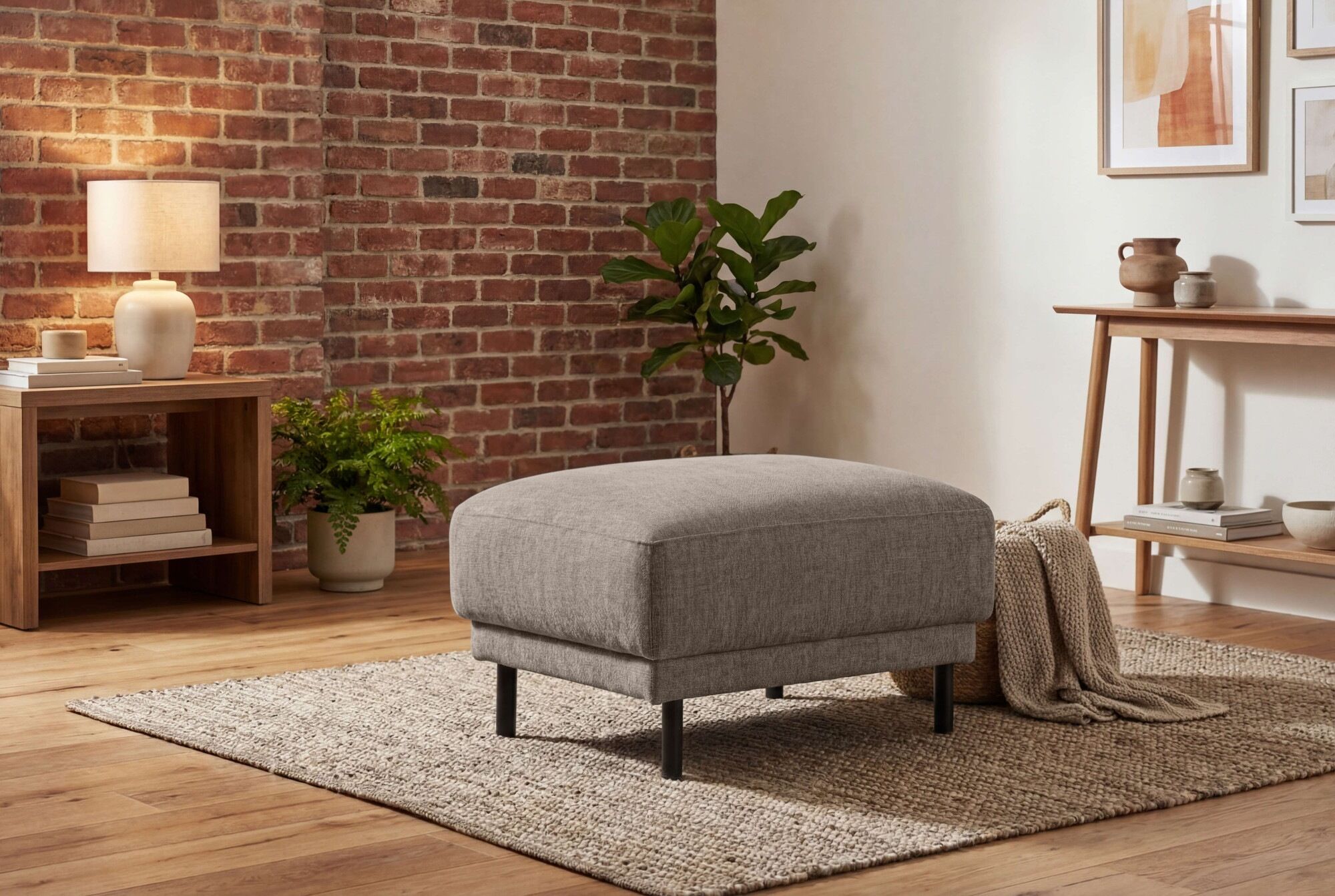 Polsterhocker GOODPRODUCT "Sveeva, 73x57 cm, schwarze Metallfüsse", beige (braun), B:73cm H:47cm T:57cm, 100% PES, Hocker, Polsterhocker, langlebiger Webstoff, viele Farben zur Auswahl braun B/H/T: 73cm x 47cm x 57cm, Webstoff