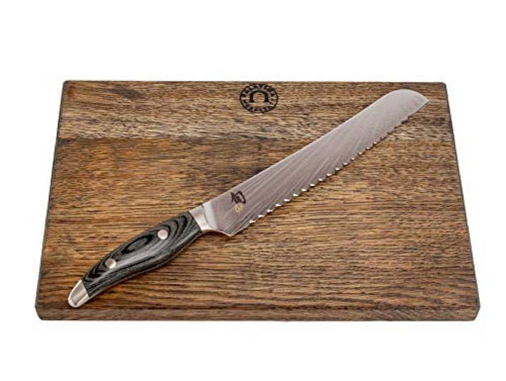 Kai Shun Classic Nagare Bundle NDC-0705 japanisches Brotmesser 23 cm Klinge aus 72 Lagen Damaststahl +basaltgraues Schneidebrett aus Fassholz (Eiche) 35x25 cm VK: 429,- €