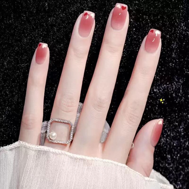 INF Kurze Nagelaufkleber mit Rouge-Herz - Süß & Abnehmbar