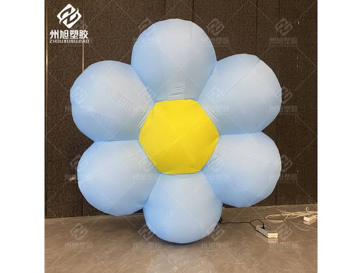 Décoration gonflable publicitaire personnalisée pour cour extérieure et centre commercial, sur le thème des plantes, en forme de fleur bleue gonflable.