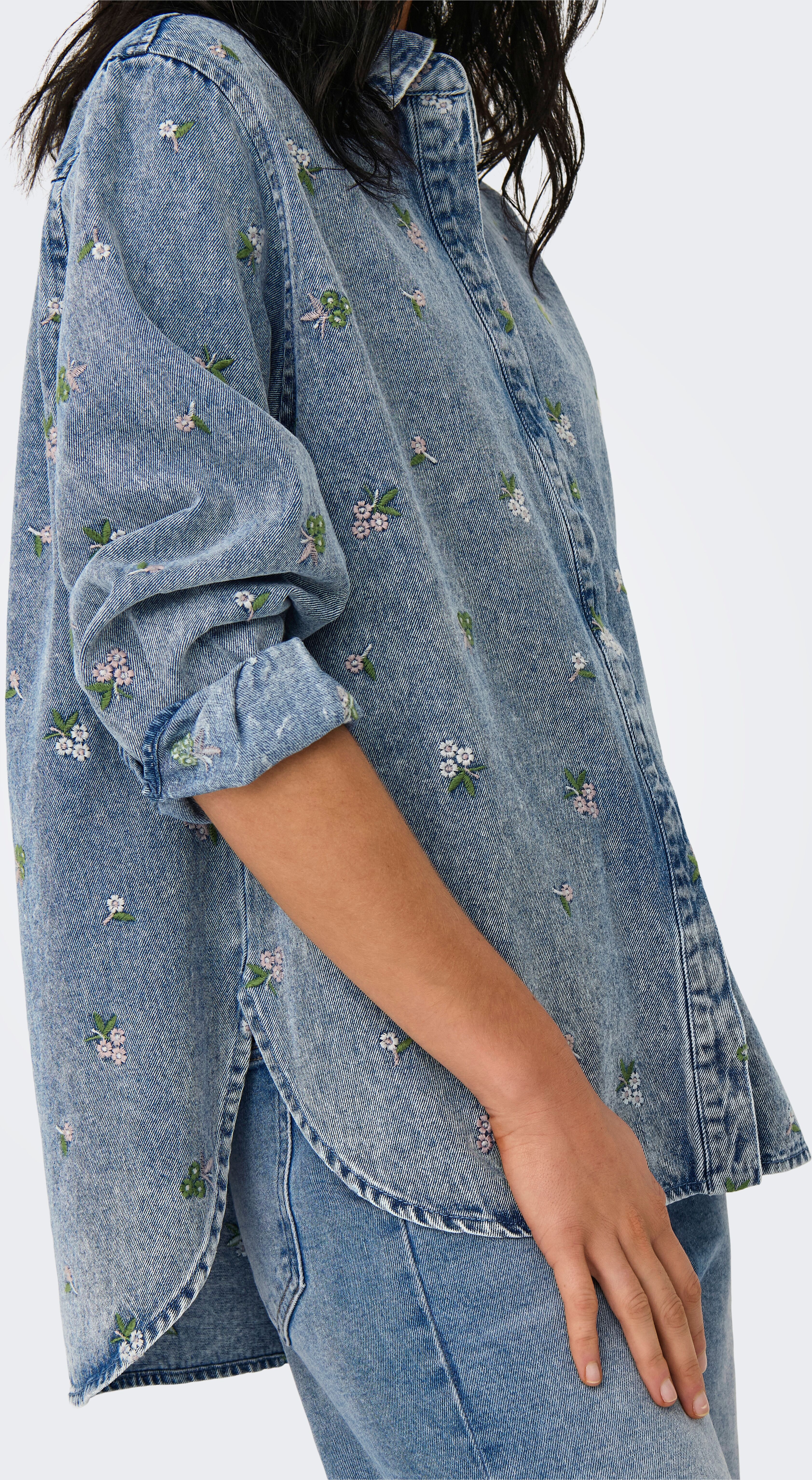 Jeansbluse ONLY "ONLVERA L/S FLOWER EMB SHIRT DNM YOR", Damen, Gr. S, blau (light blau denim detail:flower emb), Denim/Jeans, Obermaterial: 100% Baumwolle, bestickt, loose fit hüftbedeckend, Blusen Jeansbluse light blau denim detail:flower emb S
