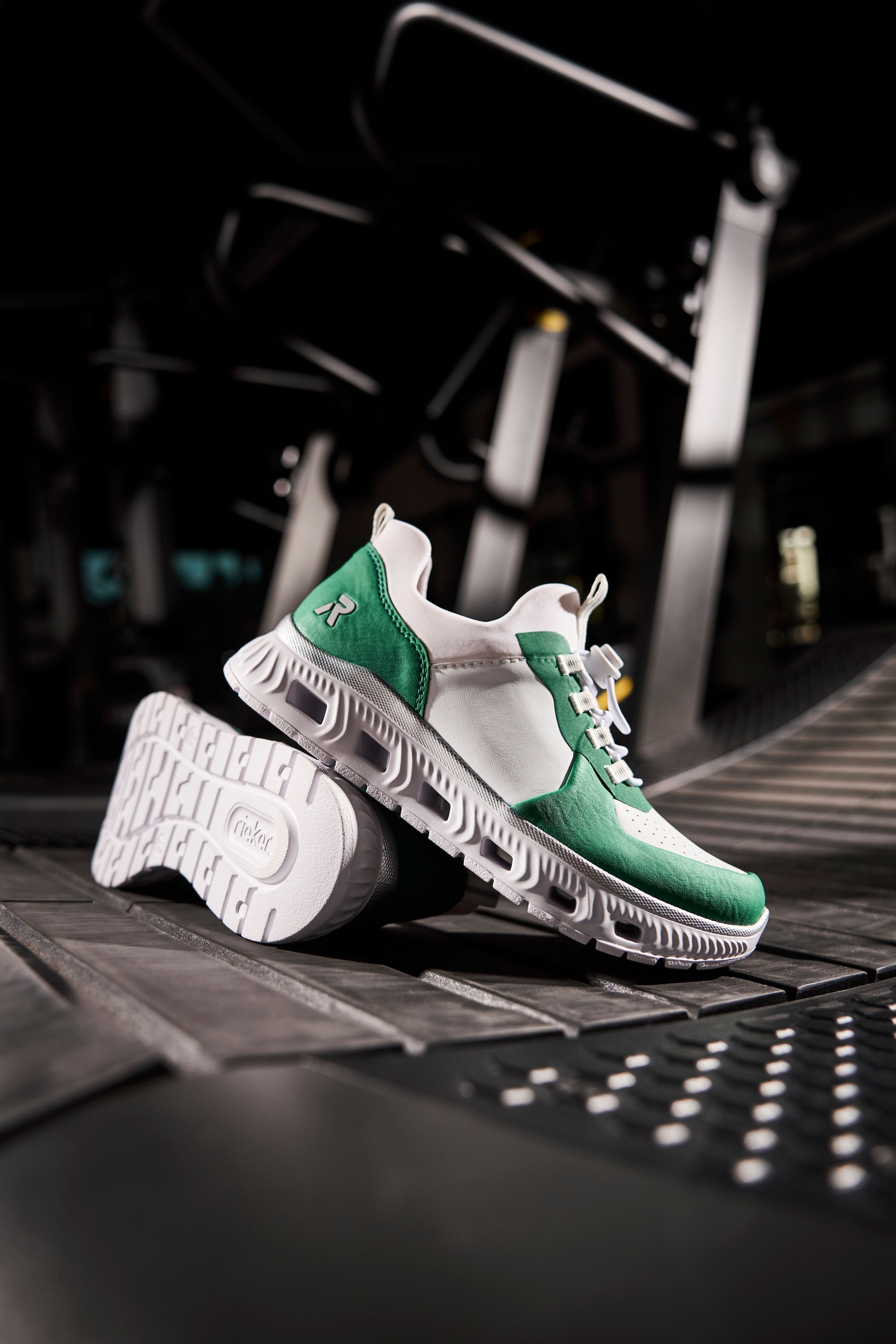 Slip-On Sneaker RIEKER SPORT "vegan", Damen, Gr. 42, grün (grün, weiß), Lederimitat, Textil, Schuhe Slip-On Sneaker, Schlupfschuh, Halbschuh, Freizeitschuh mit Schnellverschluss grün, weiß 42