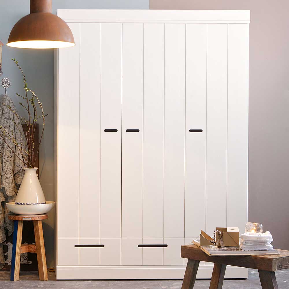 Pharao24.de Skandi Kleiderschrank aus Kiefer Massivholz weiss lackiert