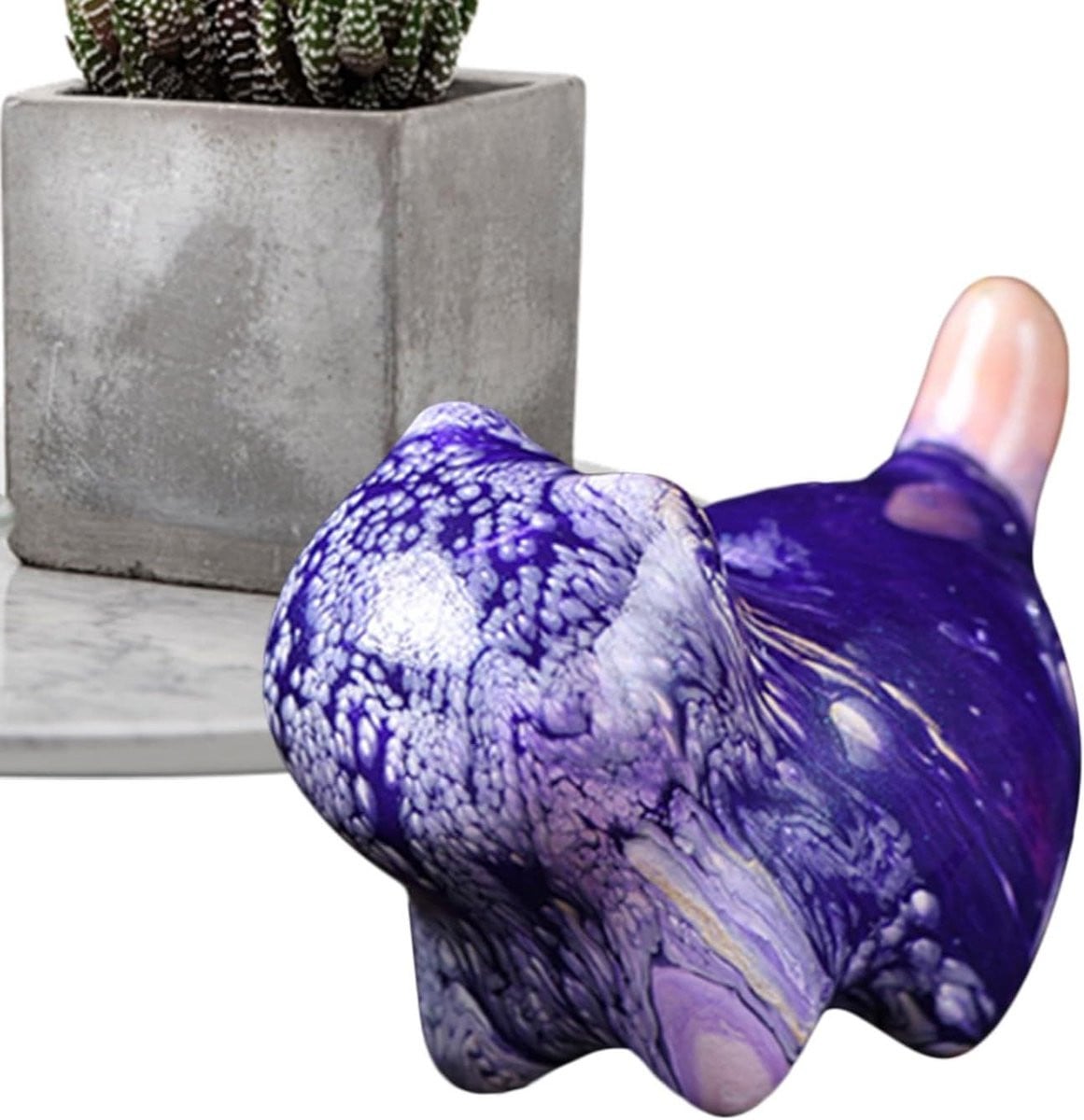 Handgemaakt houten kattenfiguur decoratief beeldje in lila, Hoogte: 3 cm