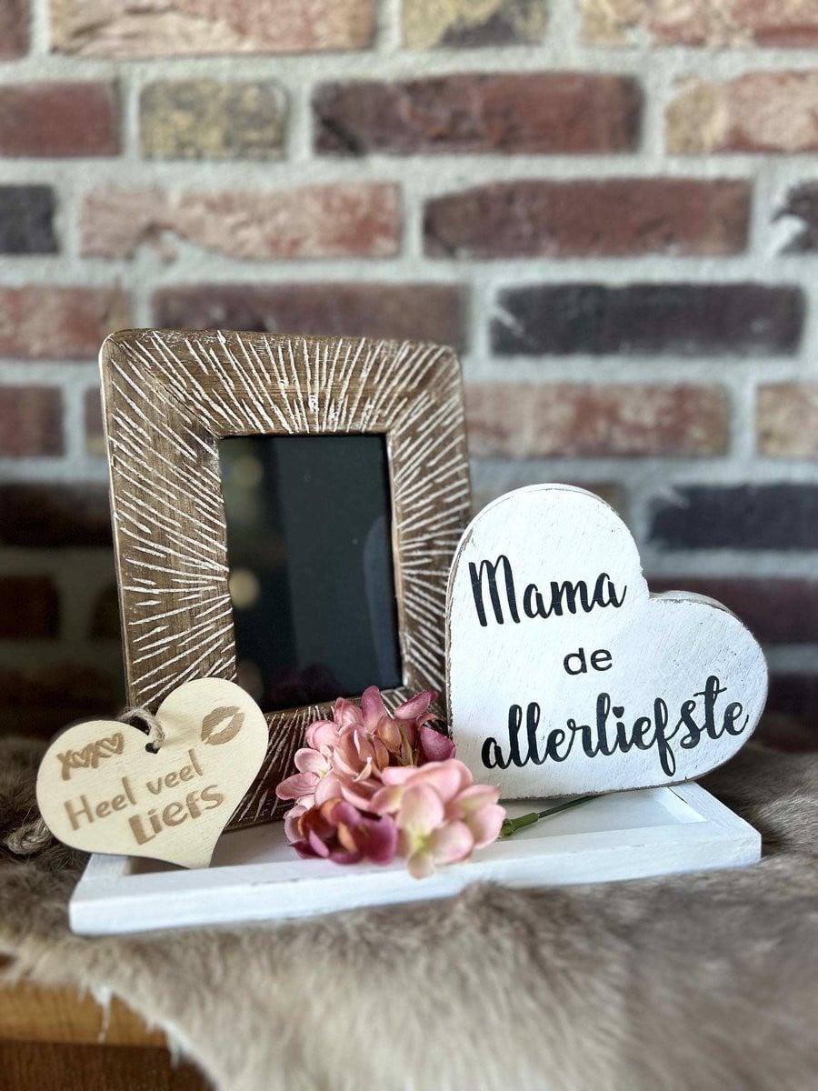 Creaties van hier Cadeaupakket met fotolijstje Mama de allerliefste en dienblaadje in het wit