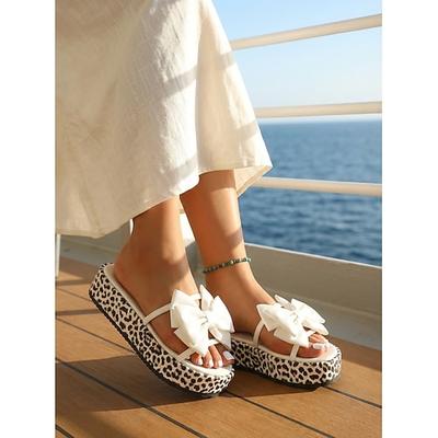 Damen-Plateausandalen mit Leopardenmuster – elegante weiße Sandalen mit Schleife für luxuriöse Kreuzfahrten und tropische Inseln nautische Sommerreisen