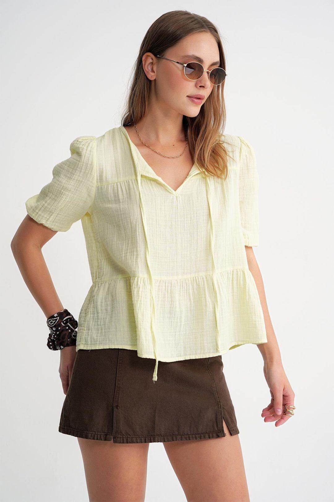 Strukturierte Musselin Rundhalsbluse mit Bindungsdetails