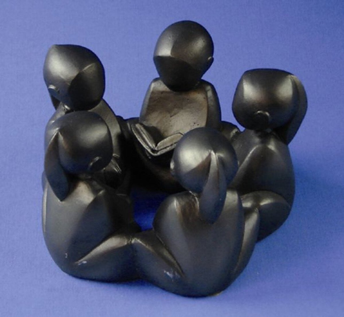 Beeld EM001 kinderkring met lezende jongen en 4 meisjes